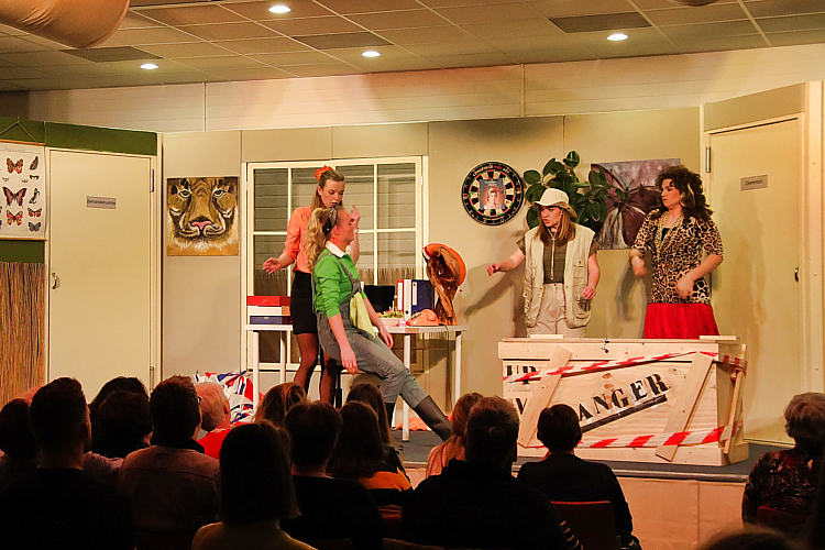 CPJ Waarder-Driebruggen met de klucht 'Dolle beestenboel'_31